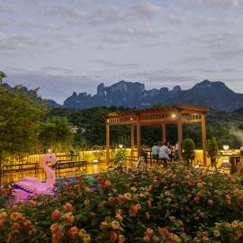 Heaven's Gate Home Stay -Free pick up service-Free laundry service-Panoramic view of Tianmen Mountain