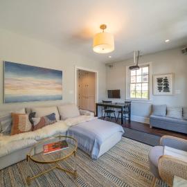 The Walton House - historic 3bd 2 5ba with parking, hotel in Kennett Square
