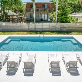 Paradise Palms- Tropic Suite- Pool - Steps to Ocean - 10 min to Downtown, hotel in St. Augustine