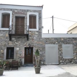 Seafront two-storey house in Kardamyla، فندق في Mármaron