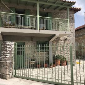 Traditional Stonehouse in Kavalos, hotel a Asprogerakata