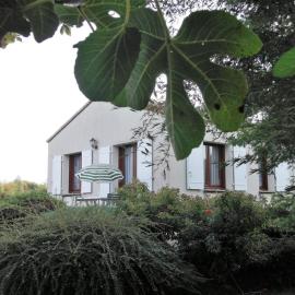 Maison individ. au calme, 1,5 km plage, grd terrain arboré, proche commerces, 1 ch., TV câble, animaux ok. - FR-1-22-238