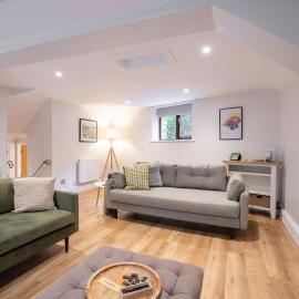 Spacious Property with Waterfall View by LetMeStay, hotel u gradu Emblsajd