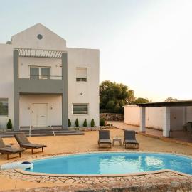 Grey Haven Luxury Villa, hotel i Stérnai