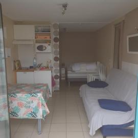 Studio cabine à 200m de la plage sainte Cécile, hotel in Camiers