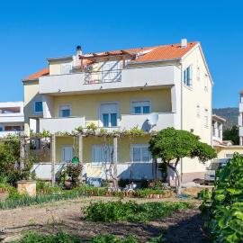 Apartments by the sea Kastel Stafilic, Kastela - 21145, Hotel in Kaštela