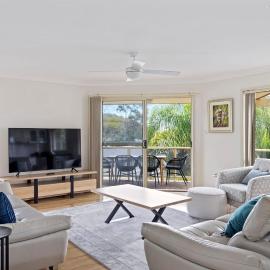 pet friendly - Views- Meters to the Beach & Anchorage Port Stephens, hotel en Corlette