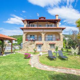 Azure Bay Villa by RentalsPro - Neos Marmaras Halkidiki, hotel di Paradisos