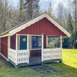 Lovely Home In Jälluntofta With Sauna, hotelli kohteessa Jälluntofta