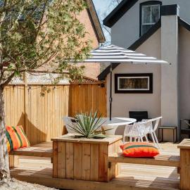 Harbour Main playful century home w private patio ST-2022-0073, hotell i Picton
