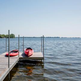 Wellers Landing - Prince Edward County Lakehouse ST-2021-0198: Carrying Place şehrinde bir otel