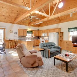 Minnesota Cabin Rental: 3 Mi to Pelican Lake!, hotel u gradu Breezy Point