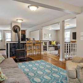 The Brew House - 2nd Floor Private Apartment - Located above Newscapes Brewing, hotel in Portland