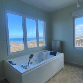 Spa privatif face mer Riva Romantic & SPA, hotel in Ouistreham
