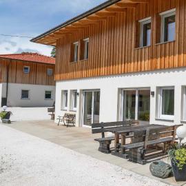 Ferienhaus4 familienfreundlich nahe Millstätter See, voll ausgestattete 85m2, jedes Schlafzimmer eigenes Bad, Sonnenterrasse, ideal für Aktivitäten am See oder in den Bergen, Hotel in Döbriach