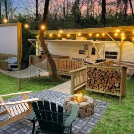Ramblin Rose Camper - Theater - Hot-Tub - Fire Pit, hotel in Jonesville