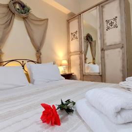 Lourantos Studios & Apartments