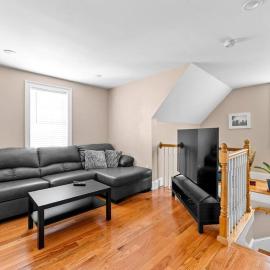 Spacious 6BR Quincy Apt - Balcony, Kitchen, Laundry, near Beach & Red Line 555, hotel in Quincy