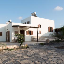 kouremenos beach house East, Hotel in Angathiás