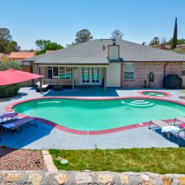 Home with Mountain View/Pool/Tub โรงแรมในเอลปาโซ