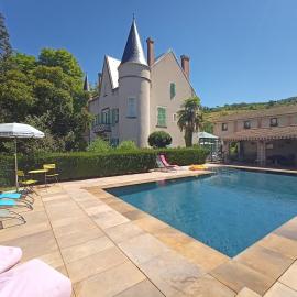 Au Fond de la Cour, hotel din Veyre-Monton