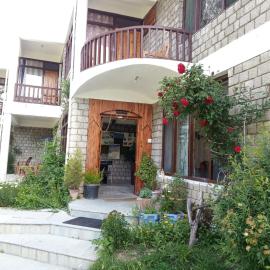Tourist Hotel 10 minutes walking distance from the mall