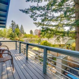 13 Mi to Dtwn Seattle! 'The Nest' Apt w/ Balcony, hotel in Bellevue