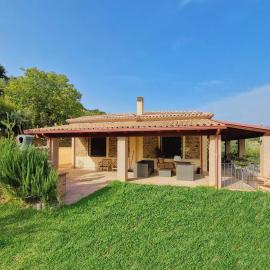 PRIVATE VILLA on 8 Hectares - 20 minutes from the Sea - FREE PARKING