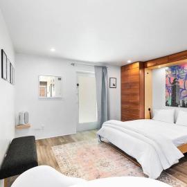 Prime DTPH Location w Pool