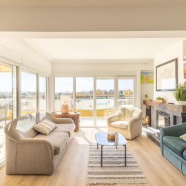 OceanFront & Big Terrace Private Condo, hotell Oeirases