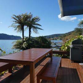 The Blue Bach - Lake Rotoiti Holiday Home, Hotel in Rotoiti