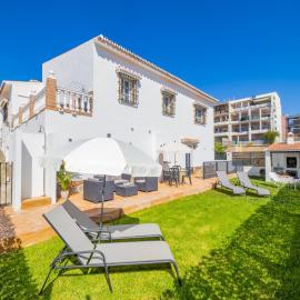 Cubo's Hostal William's Sunny 4 with Breakfast, hotel in Torre de Benagalbón