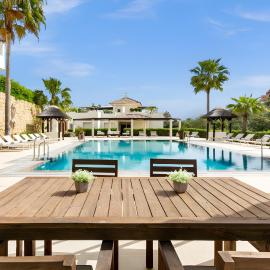 Luxury & Sunny Apartment with Breathtaking View in Marbella East, מלון באוחיין