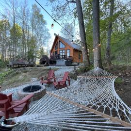 Joy's Chalet - Hottub, Lake, & Cottage, hotel in Val-des-Bois