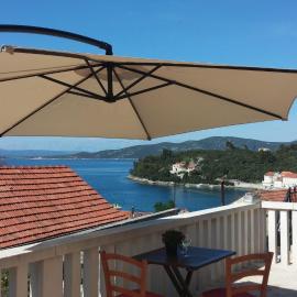 Peaceful Stone Cottage with Sea View & Large terrace, hotel a Račišće