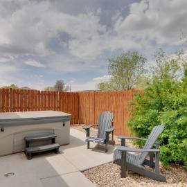 Utah Retreat - Hot Tub, Deck & Near National Parks, hótel í Escalante