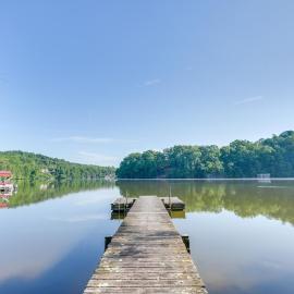 Lakefront Kingsport Home w/ Private Hot Tub!, hotel in Kingsport