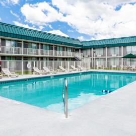Red Roof Inn & Suites DeKalb, hotel di DeKalb