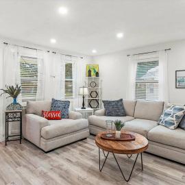 Quaint Gulfport Beach Bungalow, hotel in St. Petersburg