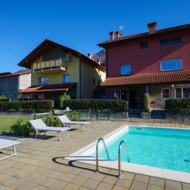 Residence Girasole Casa Rossa A, hotel a Colico