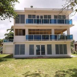 When we say Beach Front, we mean on the BEACH!, hotel en Luquillo