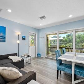 Dog Friendly Loft STEPS from Beach with Gas Barbecue Grill and Upstairs Deck!, hotel New Smyrna Beachben