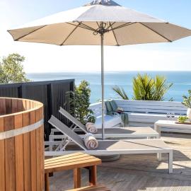 Ocean Breeze Cottage with cedar spa pool - Coast & Country