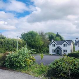 Modern bright detached home just a short stroll from town