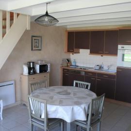 Cosy house with balcony near the sea, hotel u gradu Dinar