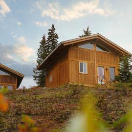 Red Cariboo Resort, hotel in Anahim Lake