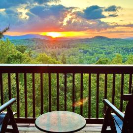 Amazing Views~Secluded Retreat~HotTub~GameRoom, Hotel in Mineral Bluff