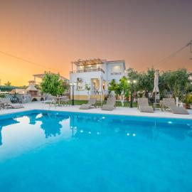 Villa Erasmia- House 2 upper floor، فندق في Sarlata