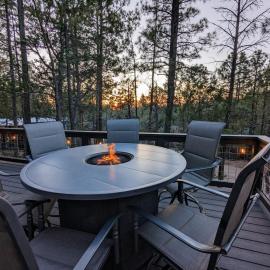 Pinetop Getaway w Sunset Deck & Fire Pit Table, hotel in Pinetop-Lakeside