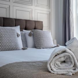 Modern Town Centre Apartment in Neath, hotel en Neath